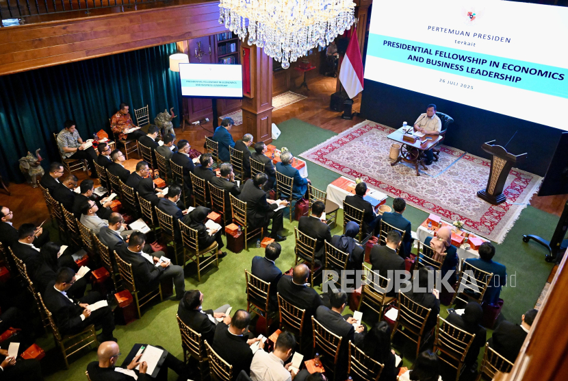 Presiden Republik Indonesia, Prabowo Subianto, menggelar pertemuan khusus dengan 82 profesional muda Indonesia di kediaman pribadinya di Hambalang, Kabupaten Bogor, Jawa Barat, pada Sabtu, 26 Juli 2025. 