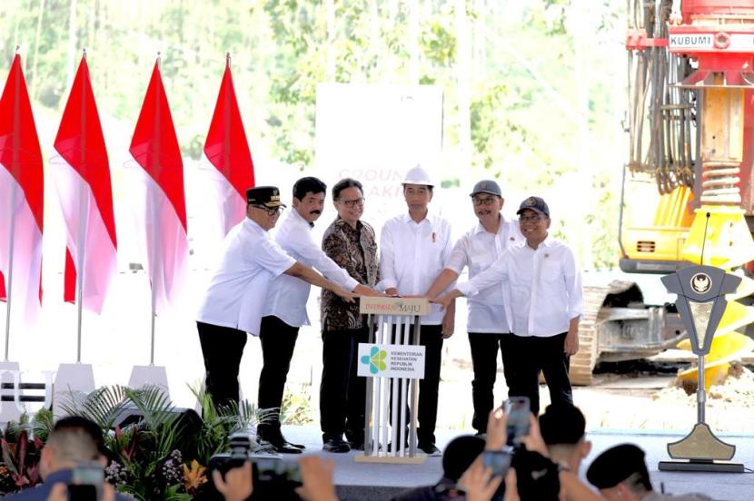 Presiden Republik Indonesia (RI), Joko Widodo dengan didampingi Menteri Agraria dan Tata Ruang/Kepala Badan Pertanahan Nasional (ATR/BPN), Hadi Tjahjanto melakukan kunjungan kerja ke Kalimantan Timur, pada Rabu (20/12/2023).