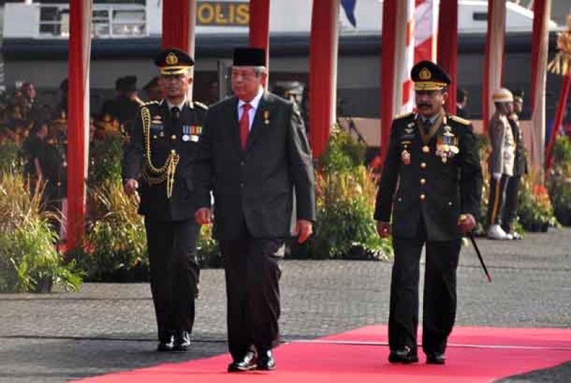   Presiden Republik Indonesia Susilo Bambang Yudhoyono usai memimpin upacara peringatan HUT Bhayangkara ke-67 di lapangan Mako Brimob Polri, Depok, Jawa Barat, Senin (1/7).