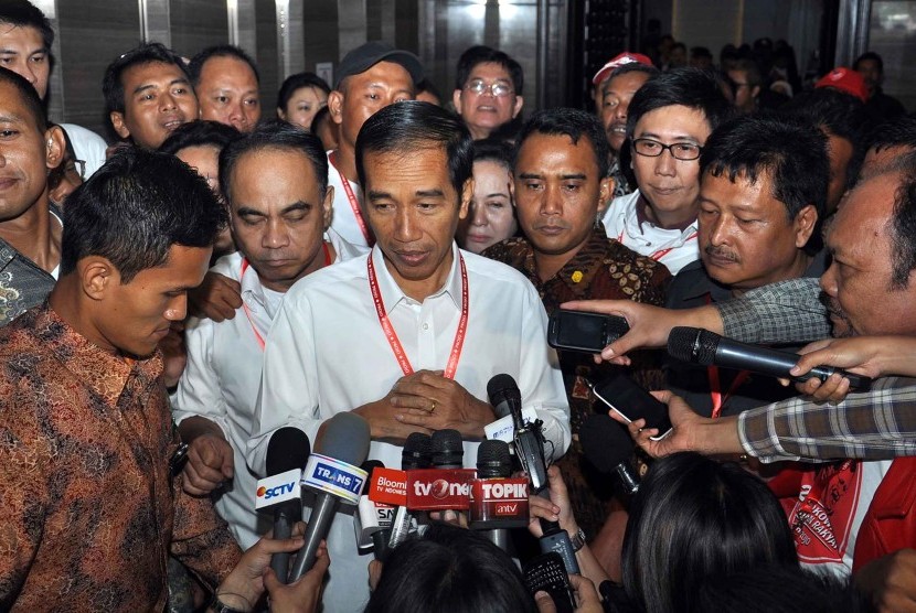Presiden Republik Indonesia terpilih Ir. H. Joko Widodo menjawab pertanyaan wartawan sesaat setelah membuka Rapat Koordinasi Nasional II PROJO di Hotel Whize Prime, Kelapa Gading, Jakarta utara, Sabtu (23/8). 