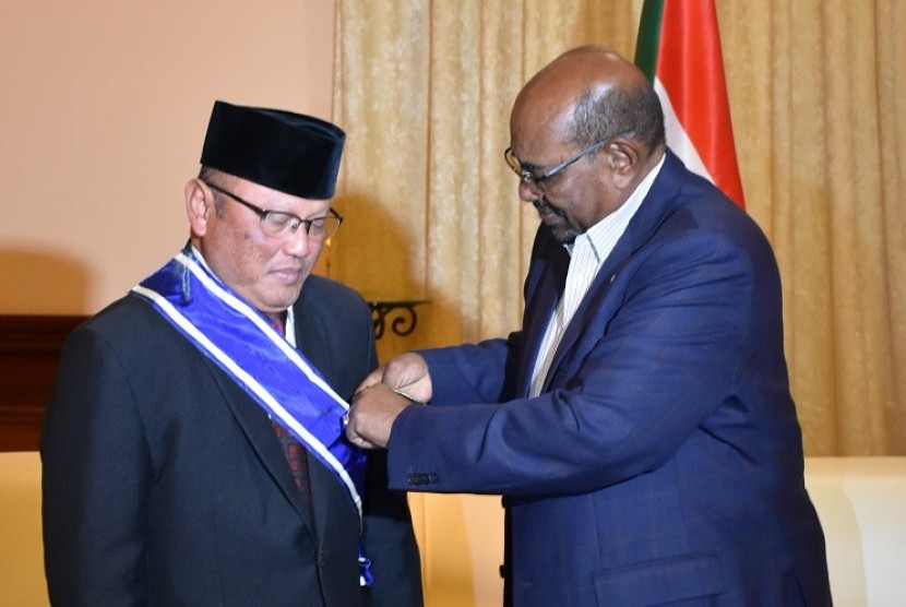 Presiden Republik Sudan, Omar Hassan Ahmed Elbasheer memberikan penghargaan bintang peringkat utama 'Wisam Al Nillein' kepada Dubes RI untuk Sudan, Burhanuddin Badruzzaman.