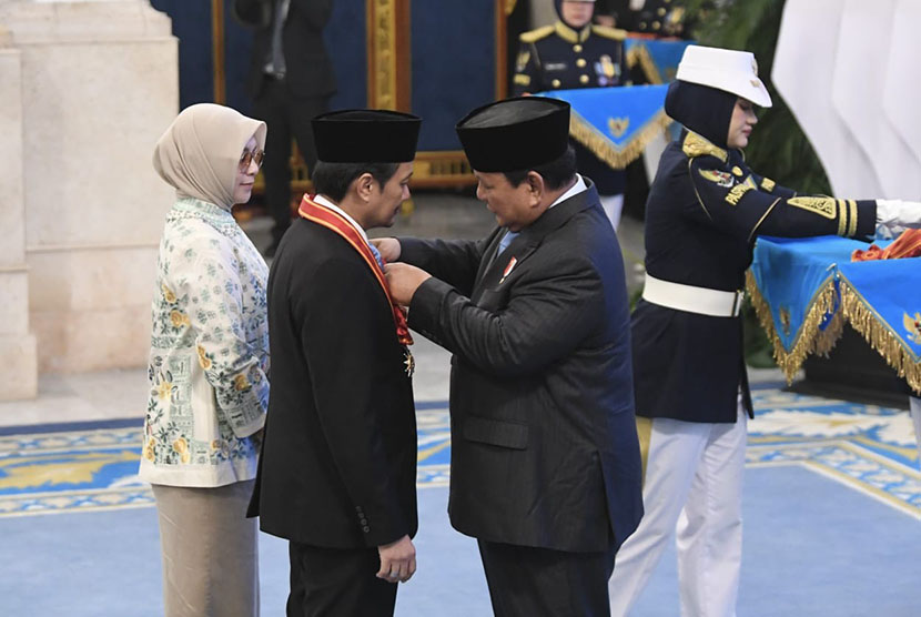 Presiden Republika Indonesia, Prabowo Subianto menyematkan tanda jasa kehormatan Bintang Mahaputera Pratama kepada sejumlah tokoh nasional, termasuk Haji Leman 