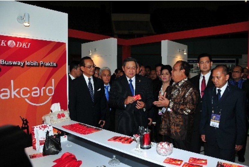 Presiden RI, Bapak Susilo Bambang Yudhoyono mengunjungi stand Bank DKI 