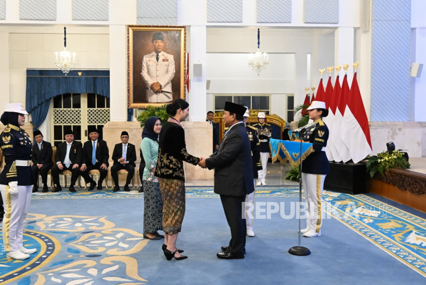 Presiden RI Jenderal (Purn) Prabowo Subianto anugerahkan Bintang Jasa Utama kepada Carina Citra Dewi Joe di Istana Negara, Jakarta Pusat, Senin (25/8/2025). 
