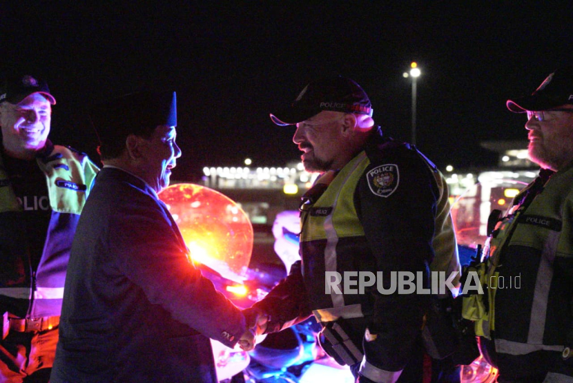 Presiden RI Jenderal (Purn) Prabowo Subianto berbincang dengan pengawal bermotor di Bandara Internasional Ottawa Macdonald-Cartier, Kanada, Rabu (24/9/2025) malam waktu setempat.