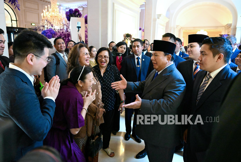 Presiden RI Jenderal (Purn) Prabowo Subianto bercakap dengan artis senior Christine Hakim di Paris, Prancis, Ahad (13/7/2025) malam waktu setempat.