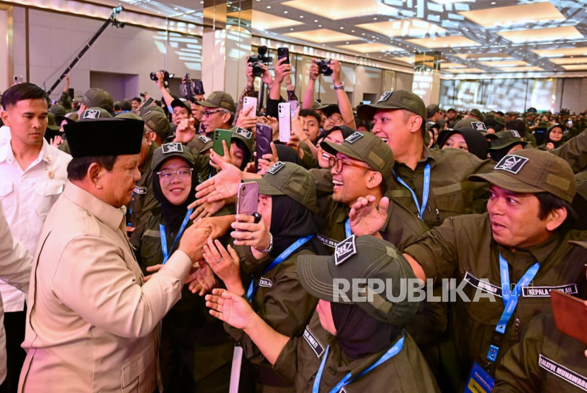 Presiden RI Jenderal (Purn) Prabowo Subianto berinteraksi dengan guru dan kepala Sekolah Rakyat usai pembekalan akbar di JIExpo, Kemayoran, Jakarta Pusat, Jumat (22/8/2025).