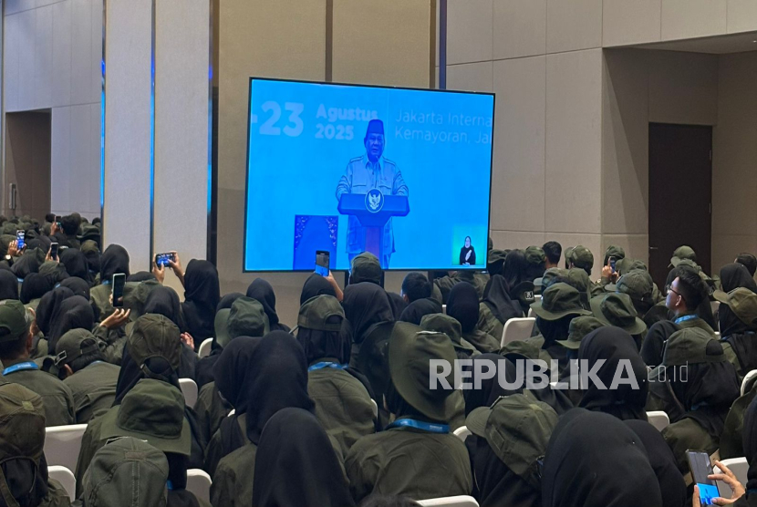 Presiden RI Jenderal (Purn) Prabowo Subianto berpidato di depan ribuan guru dan kepala Sekolah Rakyat di JIExpo, Kemayoran, Jakarta Pusat, Jumat (22/8/2025).