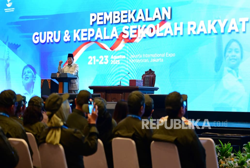 Presiden RI Jenderal (Purn) Prabowo Subianto berpidato di depan ribuan guru dan kepala Sekolah Rakyat di JIExpo, Kemayoran, Jakarta Pusat, Jumat (22/8/2025).