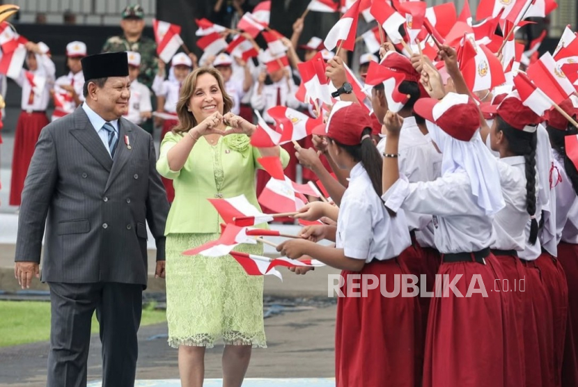 Presiden RI Jenderal (Purn) Prabowo Subianto bersama  Presiden Republik Peru Dina Ercilia Boluarte Zegarra di Istana Merdeka, Jakarta Pusat, Senin (11/8/2025). 