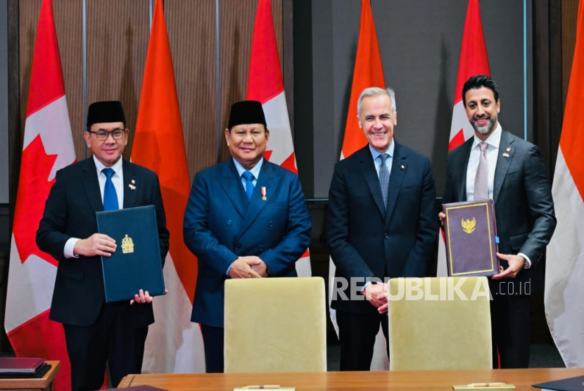 Presiden RI Jenderal (Purn) Prabowo Subianto dan Perdana Menteri (PM) Kanada Mark Carney menyaksikan upacara penandatanganan nota kesepahaman (MoU) antara Indonesia dan Kanada di West Block, Parliament Hill, Ottawa, Rabu (24/9/2025). 