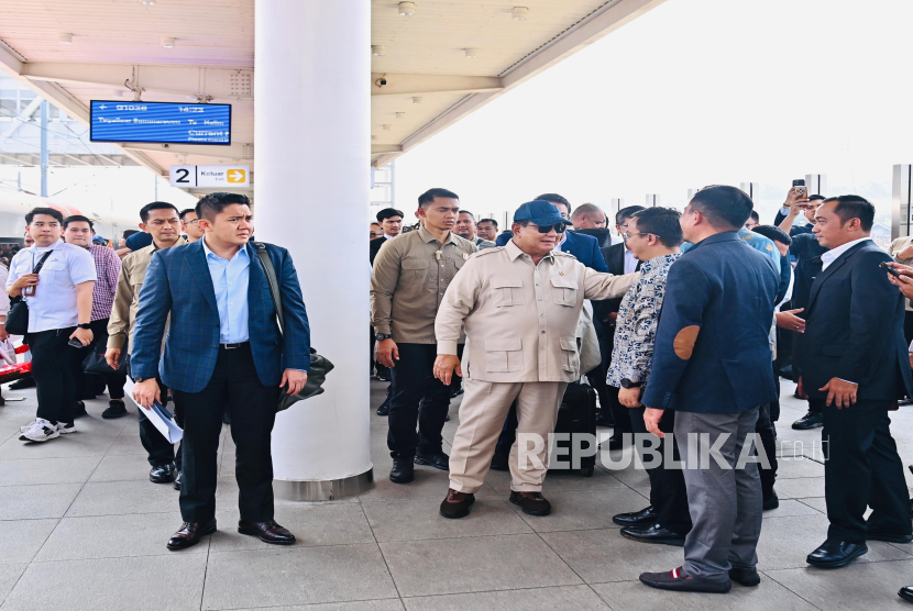Presiden RI Jenderal (Purn) Prabowo Subianto di Stasiun Whoosh Padalarang, Kabupaten Bandung Barat, Kamis (7/8/2025).