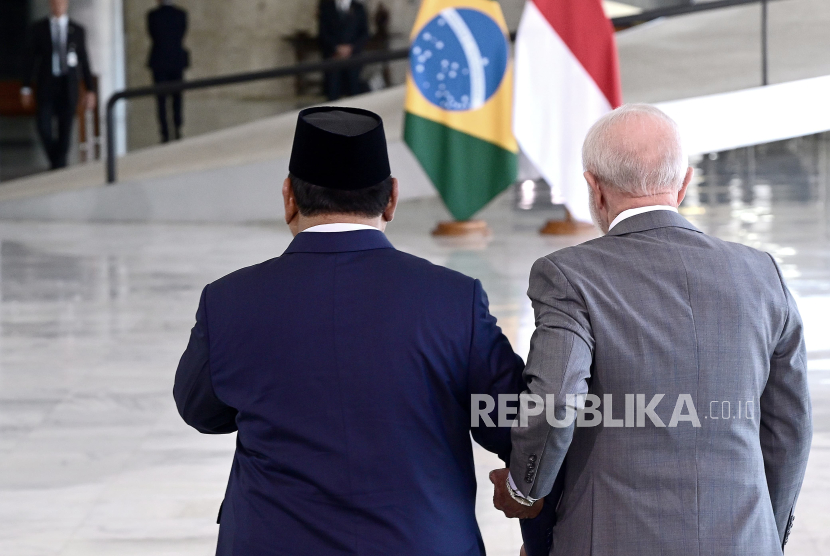 Presiden RI Jenderal (Purn) Prabowo Subianto digandeng Presiden Brasil Luiz Inacio Lula da Silva di Istana Planalto, Brasilia pada Rabu (9/7/2025). 