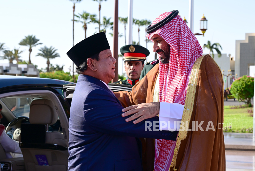 Presiden RI Jenderal (Purn) Prabowo Subianto disambut Perdana Menteri Arab Saudi Mohammed bin Salman Al Saud (MBS) di Istana Al-Salam, Jeddah, Arab Saudi, Rabu (2/7/2025). 