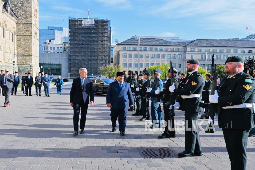 Presiden RI Jenderal (Purn) Prabowo Subianto disambut Perdana Menteri (PM) Kanada Mark Carney di West Block, Parliament Hill, Ottawa, Rabu (24/9/2025). 