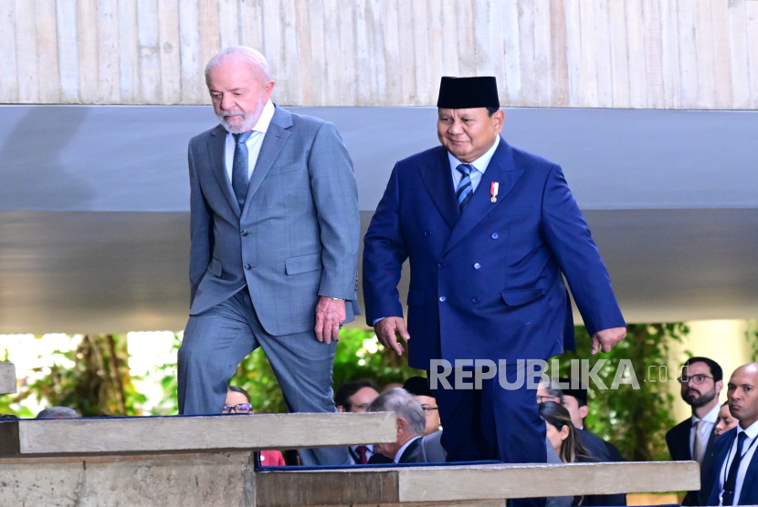 Presiden RI Jenderal (Purn) Prabowo Subianto disambut Presiden Brasil Luiz Inacio Lula da Silva di Istana Planalto, Brasilia pada Rabu (9/7/2025).