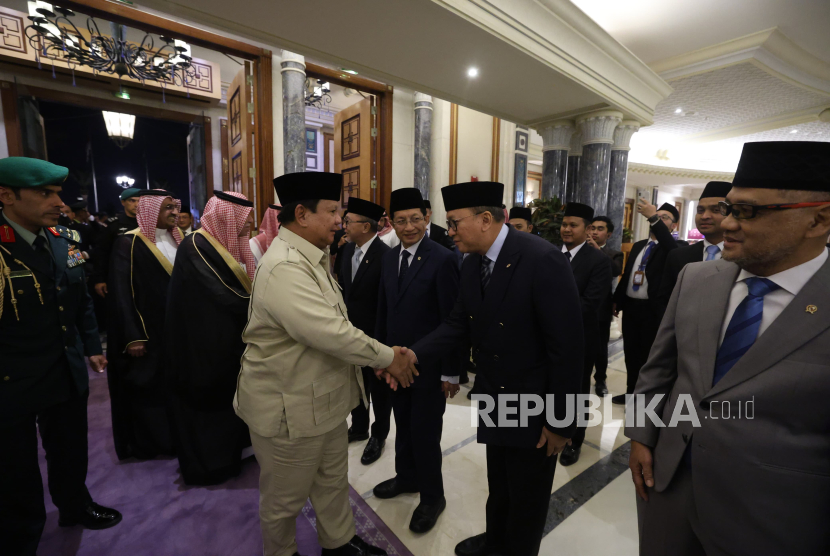 Presiden RI Jenderal (Purn) Prabowo Subianto disambut sejumlah menterinya termasuk Kepala BP Haji Gus Irfan di Jeddah, Selasa (1/7/2025) malam waktu setempat.