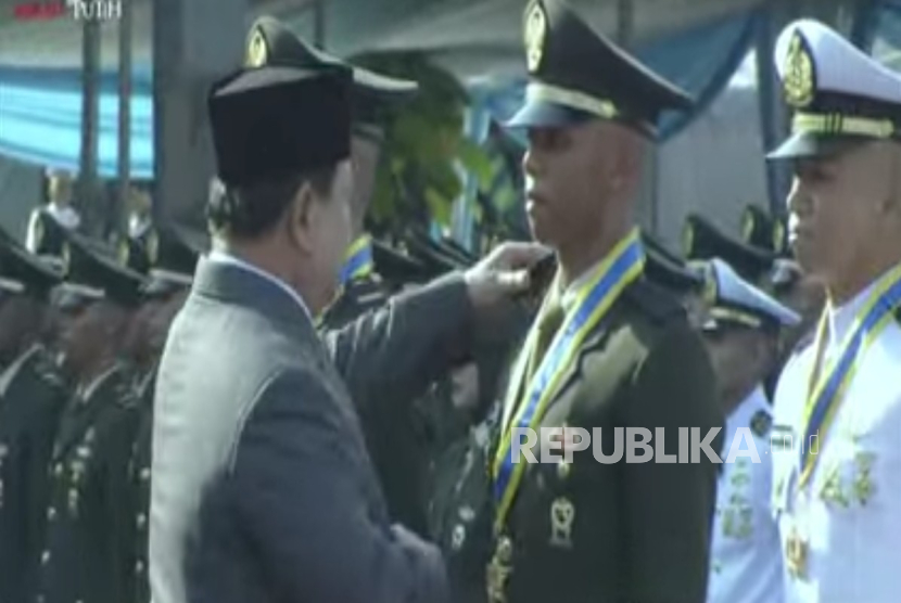 Presiden RI Jenderal (Purn) Prabowo Subianto melantik 2.000 perwira remaja TNI dan Polri di halaman Istana Merdeka, Jakarta Pusat, Rabu (23/7/2025) pagi WIB.