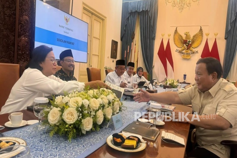 Presiden RI Jenderal (Purn) Prabowo Subianto melihat buku tulis Sri Mulyani Indrawati.