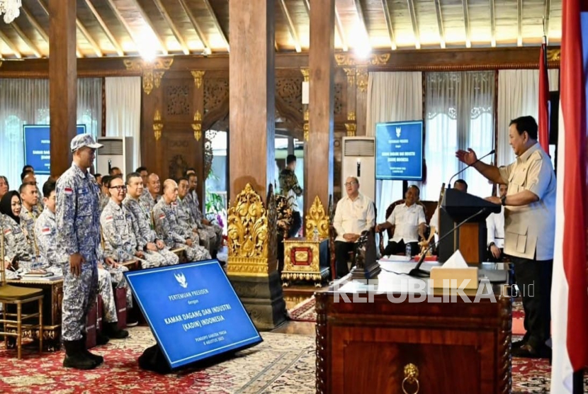 Presiden RI Jenderal (Purn) Prabowo Subianto memberikan pengarahan kepada pengurus Kadin Indonesia di kediaman pribadinya di Hambalang, Kabupaten Bogor, Jawa Barat pada Jumat (8/8/2025).