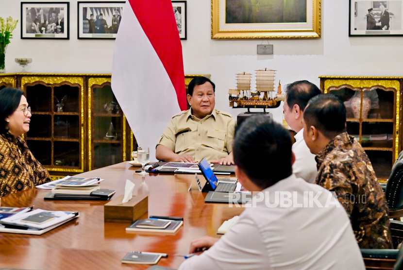 Presiden RI Jenderal (Purn) Prabowo Subianto memimpin rapat bersama jajaran menteri bidang perekonomian di Istana Merdeka, Jakarta Pusat pada Selasa (22/7/2025).