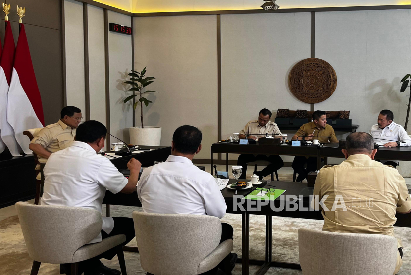 Presiden RI Jenderal (Purn) Prabowo Subianto memimpin rapat terbatas di ruang tunggu Lanud Halim Perdanakusuma, Jakarta Timur, Ahad (20/7/2025). 