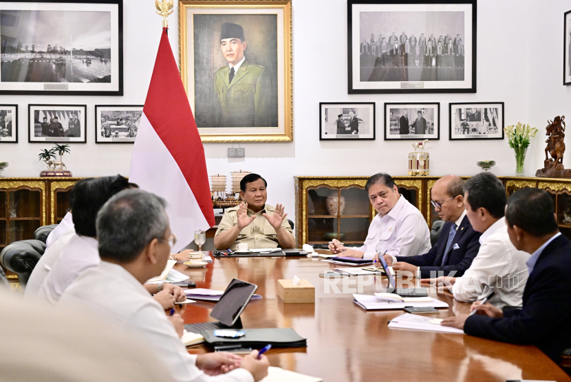 Presiden RI Jenderal (Purn) Prabowo Subianto memimpin rapat terbatas (ratas) terkait paket stimulus ekonomi di Istana Kepresidenan Jakarta, Senin (15/9/2025).