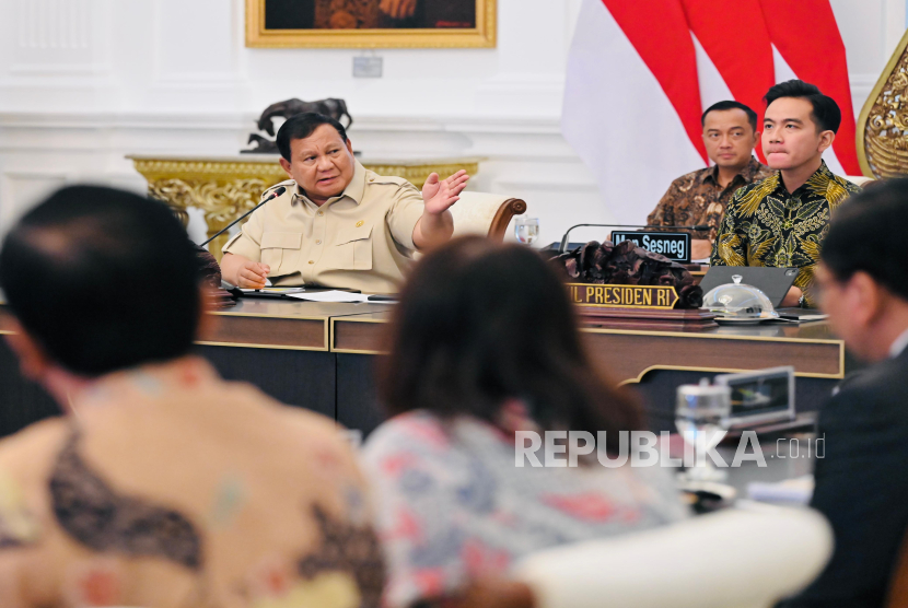 Presiden RI Jenderal (Purn) Prabowo Subianto memimpin rapat terbatas.