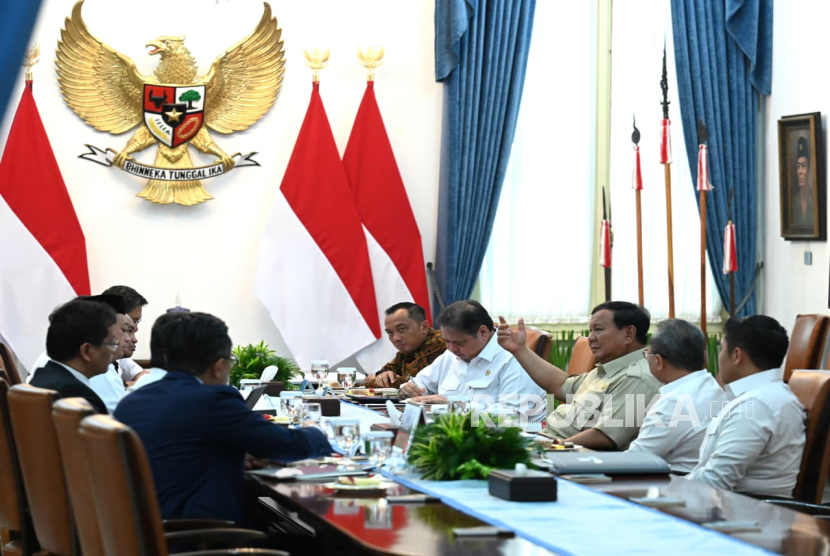  Presiden RI Jenderal (Purn) Prabowo Subianto memimpin rapat terbatas bersama sejumlah menteri Kabinet Merah Putih di Istana Merdeka, Jakarta Pusat.