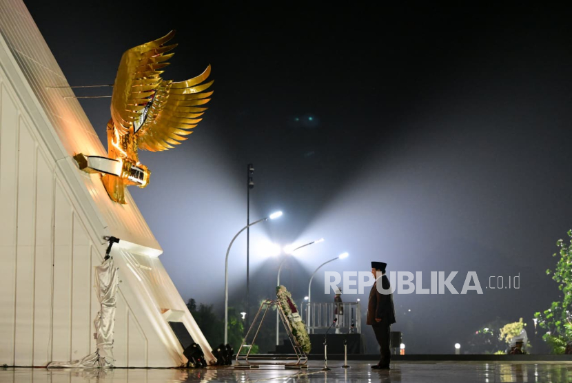 Presiden RI Jenderal (Purn) Prabowo Subianto memimpin ziarah nasional dan renungan suci di Taman Makam Pahlawan (TMP) Nasional Utama Kalibata, Jakarta Selatan pada Ahad (17/8/2025) dini hari WIB.