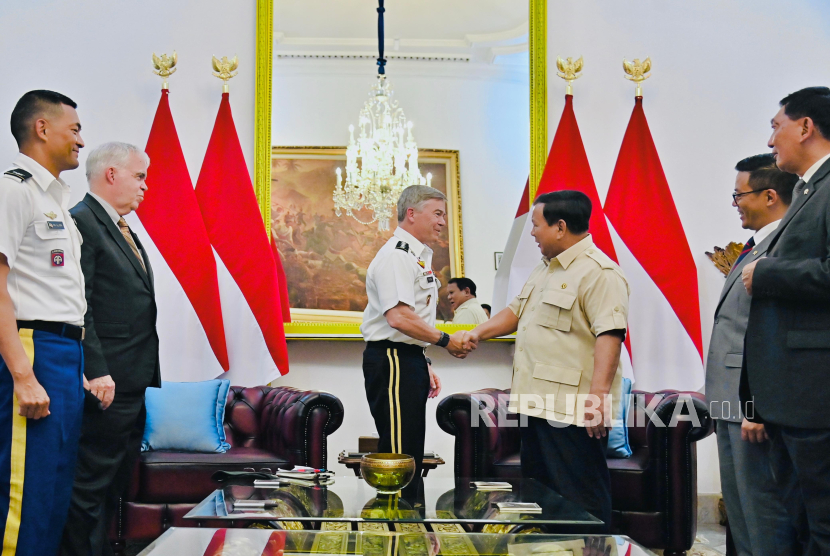 Presiden RI Jenderal (Purn) Prabowo Subianto menerima medali kehormatan dari Komandan Komando Operasi Khusus Amerika Serikat Jenderal Bryan Fenton di Istana Merdeka, Jakarta Pusat pada Senin (4/8/2025). 