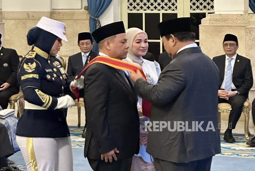 Presiden RI Jenderal (Purn) Prabowo Subianto menganugerahkan Bintang Mahaputera Utama kepada Andi Syamsuddin Arsyad alias Haji Isam di Istana Negara, Jakarta Pusat, Senin (25/8/2025).