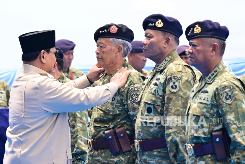 Presiden RI Jenderal (Purn) Prabowo Subianto menganugerahkan kenaikan pangkat istimewa kepada 11 purnawirawan perwira tInggi (pati) TNI tiga matra di KRI dr Radjiman Wedyodiningrat-992, Kamis (2/10/2025).