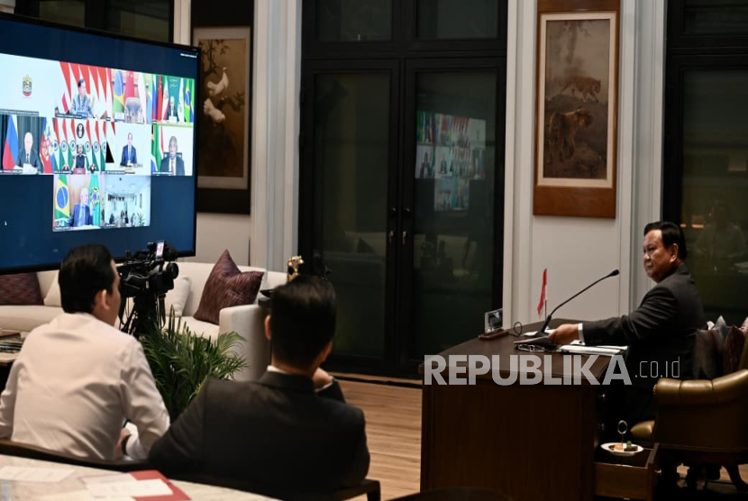 Presiden RI Jenderal (Purn) Prabowo Subianto menghadiri BRICS Leaders Virtual Meeting dari kediaman pribadinya di Kertanegara, Jakarta Selatan pada Senin (8/9/2025).