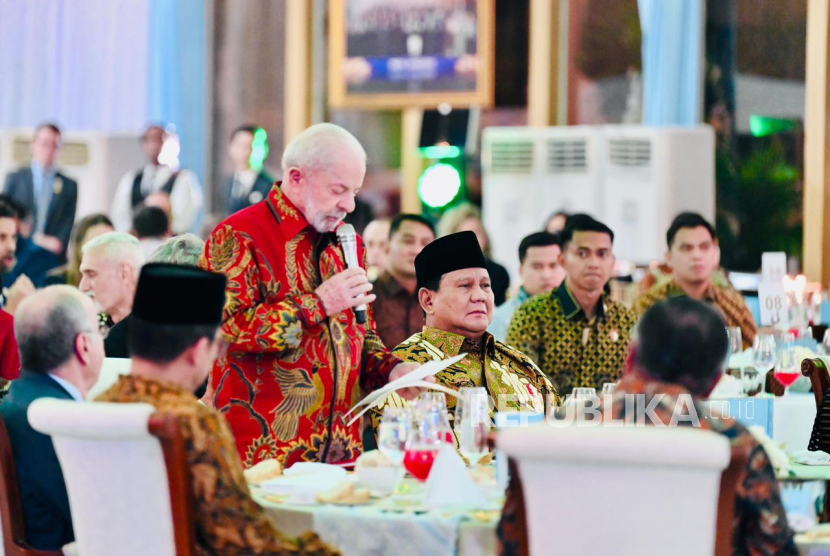 Presiden RI Jenderal (Purn) Prabowo Subianto menjamu tamu negara Presiden Brasil Luiz Inacio Lula da Silva di halaman tengah Istana Merdeka, Jakarta Pusat, Kamis (23/10/2025) malam WIB.