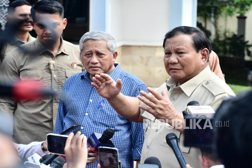Presiden RI Jenderal (Purn) Prabowo Subianto menjawab media saat memberi keterangan di Sekolah Rakyat Menengah Atas (SRMA) 10 Margaguna, Jakarta Selatan, Kamis (11/9/2025).