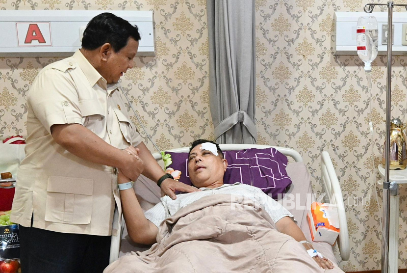 Presiden RI Jenderal (Purn) Prabowo Subianto menjenguh aparat kepolisian yang dirawat di Rumah Sakit Polri Kramat Jati, Jakarta Timur, Senin (1/9/2025).