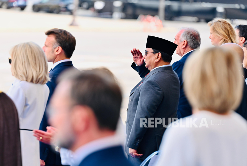 Presiden RI Jenderal (Purn) Prabowo Subianto menyaksikan defile Kontingen Satgas Patriot II saat Bastille Day di Paris, Prancis, Senin (14/7/2025).