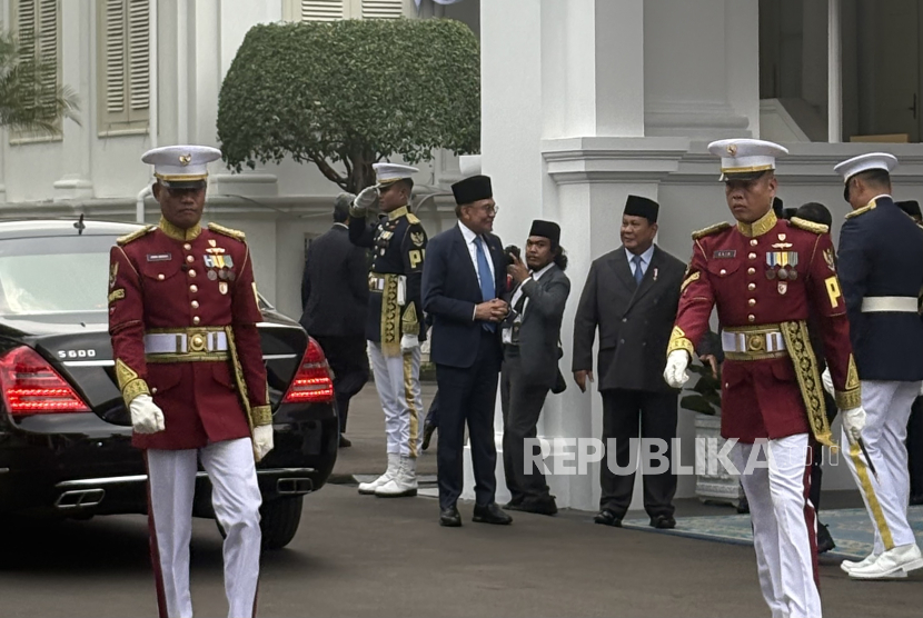 Presiden RI Jenderal (Purn) Prabowo Subianto menyambut kedatangan Perdana Menteri Malaysia Anwar Ibrahim di Istana Merdeka, Jakarta Pusat, Selasa (29/7/2025).