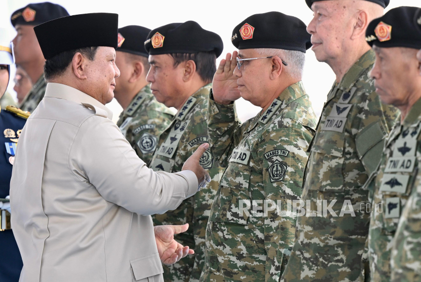 Presiden RI Jenderal (Purn) Prabowo Subianto menyematkan pangkat Letjen Kehormatan ke Musa Bangun dan Glenny Kairupan di Batujajar, Kabupaten Bandung Barat, Ahad (11/8/2025).