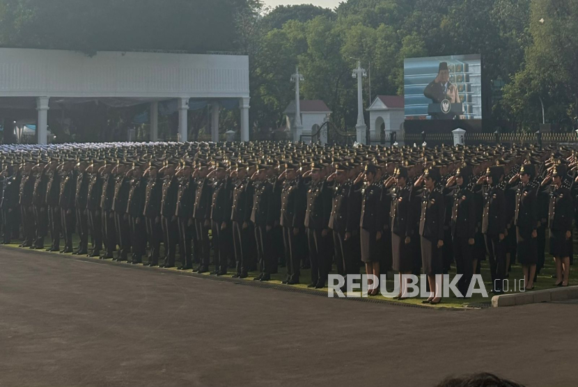 Presiden RI Jenderal (Purn) Prabowo Subianto resmi melantik 2.000 perwira remaja (praja) Akademi Militer dan Kepolisian dalam Upacara Prasetya Perwira (Praspa) di halaman Istana Merdeka, Jakarta Pusat, Rabu (23/7/2025) pagi WIB.