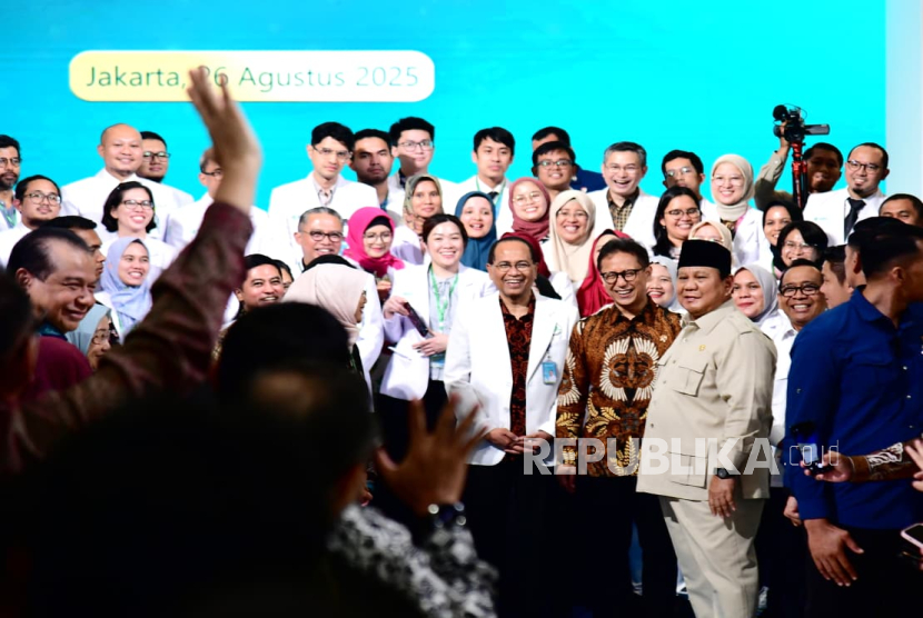 Presiden RI Jenderal (Purn) Prabowo Subianto saat meresmikan Gedung Layanan Terpadu dan Institut Neurosains Nasional Rumah Sakit Pusat Otak Nasional (RSPON) Mahar Mardjono, Jalan MT Haryono, Jakarta Timur, Selasa (26/7/2025) sore WIB.