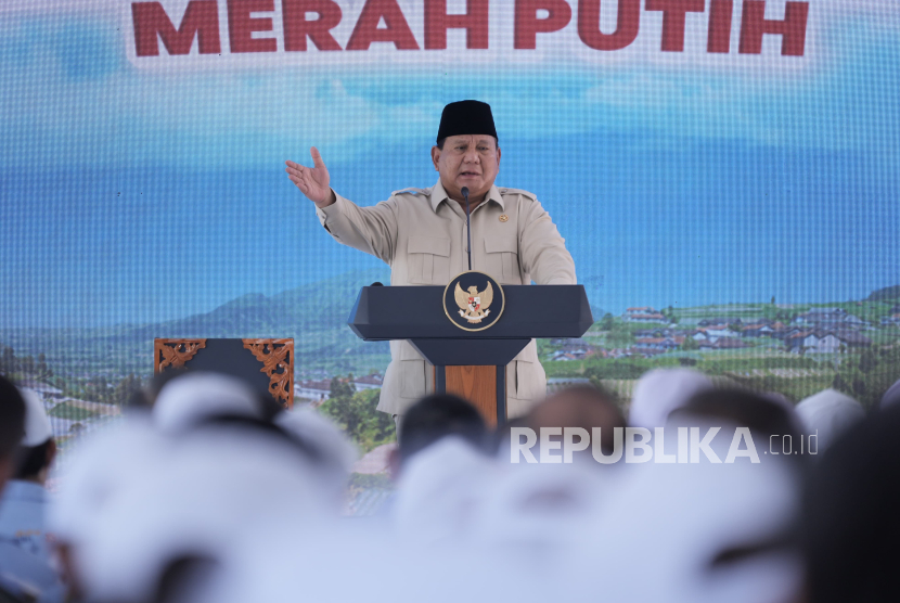 Presiden RI Jenderal (Purn) Prabowo Subianto saat peluncuran kelembagaan 80.081 Koperasi Desa/Kelurahan (Kopdes) Merah Putih di Desa Bentangan, Kecamatan Wonosari, Kabupaten Klaten, Jawa Tengah, Senin (21/7/2025).