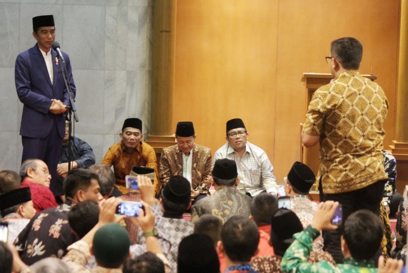Presiden RI Joko Widodo berdialog dengan undangan yang hadir di Kantor Pimpinan Pusat Persatuan Islam (Persis), di Kota Bandung, Selasa (17/10) malam. Acara tersebut merupakan silaturahim Presiden RI dengan Keluarga Besar Persis.