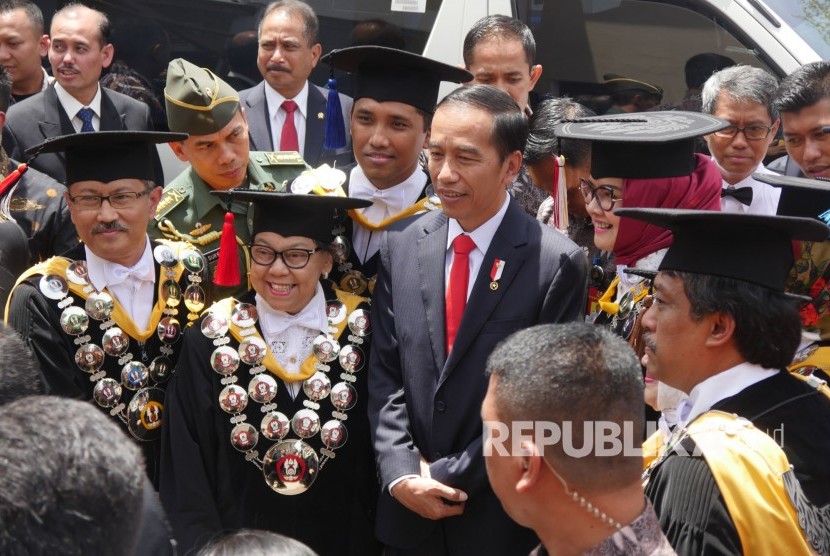 Presiden RI Joko Widodo berfoto bersama para guru besar saat hadir pada puncak perayaan Dies Natalis ke-60 Unversitas Padjadjaran (Unpad), di Graha Sanusi Hardjadinata, Kampus Unpad, Kota Bandung, Senin (11/9). 