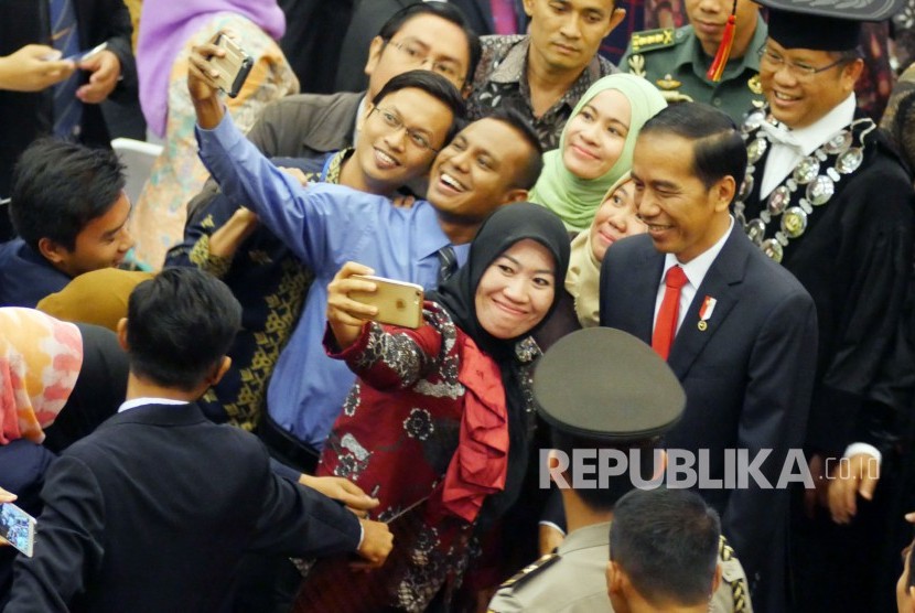 Presiden RI Joko Widodo berfoto bersama para undangan saat hadir pada puncak perayaan Dies Natalis ke-60 Unversitas Padjadjaran (Unpad), di Graha Sanusi Hardjadinata, Kampus Unpad, Kota Bandung, Senin (11/9). 