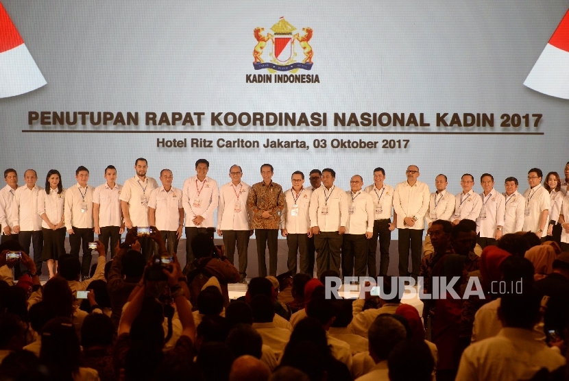  Presiden RI Joko Widodo berfoto dengan pengurus Kadin seusai Penutupan Rakornas Kadin 2017, Jakarta, Selasa (3/10). 
