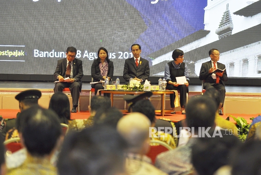 Presiden RI Joko Widodo bersama beberapa menteri terkait hadir pada Sosiliasi Tax Amnesty di Hotel Intercontinental Bandung, Senin (8/8