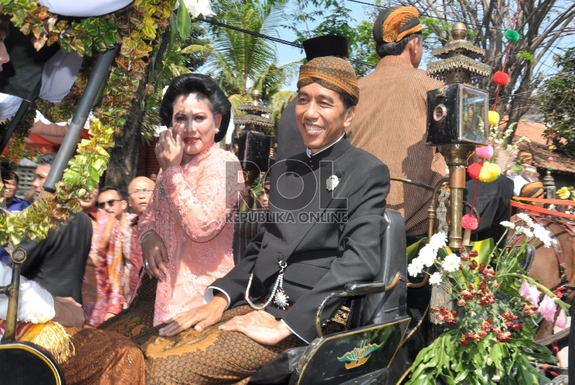 Presiden RI, Joko Widodo bersama Ibu Negara, naik kereta kuda meninggalkan gedung Graha Saba Buana tempat akad nikah dan resepsi putra sulungnya, Gibran, Kamis (11/6). (Republika/Bowo Pribadi)