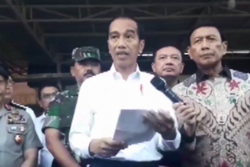 Presiden RI, Joko Widodo bersama jajaran petinggi negara saat mengunjungi lokasi pascaledakan bom bunuh diri di Surabaya